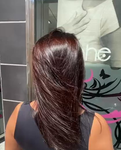 Melena larga con tono granate acabada por detrás